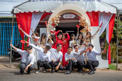 Nhân Sự Bê Mâm Quả